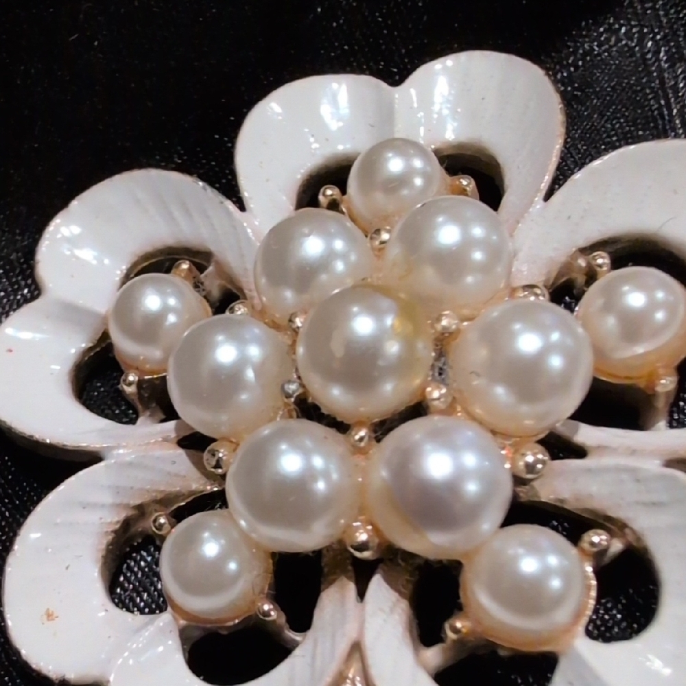 Elegant White Floral Pearl Brooch - Picture 3 of 8